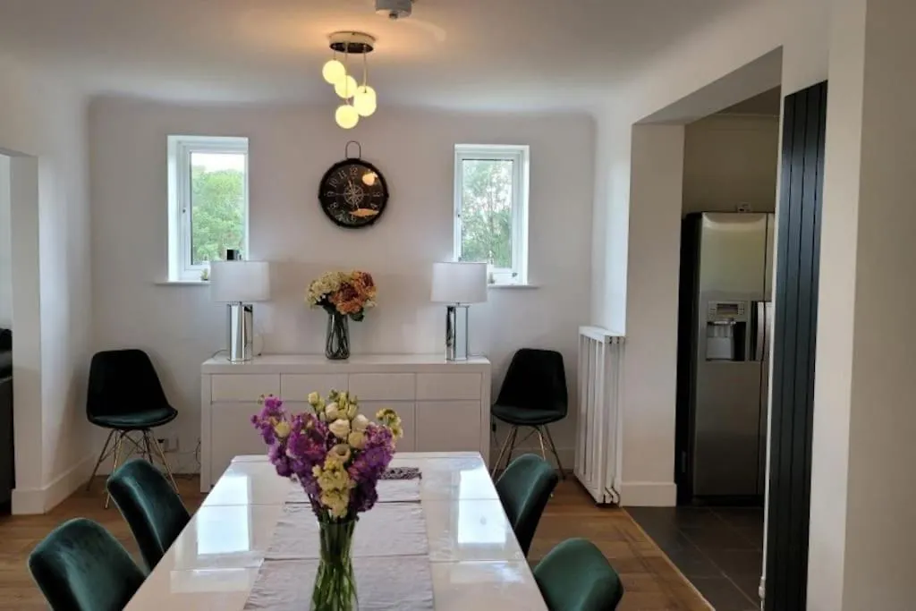 Glen Hurst By Bournecoast - A Modern Detached Town Centre Holiday Home With A Snug, Games Room And Garden - Hb3114-1