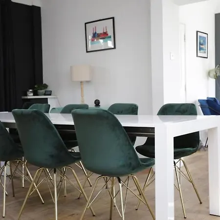 Glen Hurst By Bournecoast - A Modern Detached Town Centre Holiday Home With A Snug, Games Room And Garden - Hb3114-3