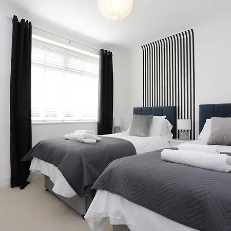 Glen Hurst By Bournecoast - A Modern Detached Town Centre Holiday Home With A Snug, Games Room And Garden - Hb3114-2